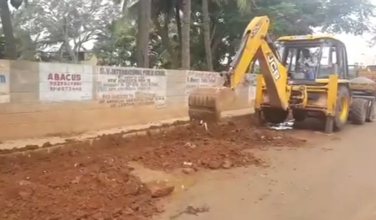 ಮಂಗಳಗ್ರಹವನ್ನು ಮತ್ತೆ ಬೆಂಗಳೂರು ಮಾಡಿದ ಬಿಬಿಎಂಪಿ: ಕಲಾವಿದನ ಸೃಜನಶೀಲತೆಗೆ ರಿಪೇರಿಯಾಯ್ತು ರಸ್ತೆ