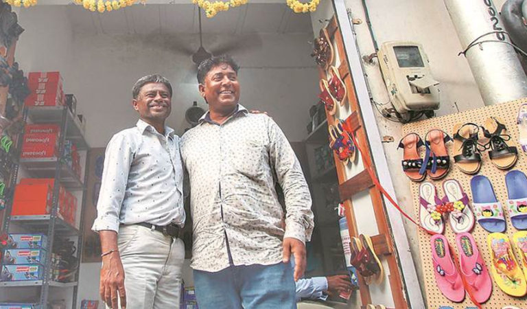 ಕೋಮು ಗಲಭೆ ಬಿಟ್ಟು ಚಪ್ಪಲಿ ಅಂಗಡಿ ಹಾಕಿದ ಅಶೋಕ್: ಗುಜರಾತಿನ ಈ ಗೆಳೆಯರು ಇಂದಿನ ಭಾರತಕ್ಕೆ ಮಾದರಿಯಾಗಬಲ್ಲರೆ?