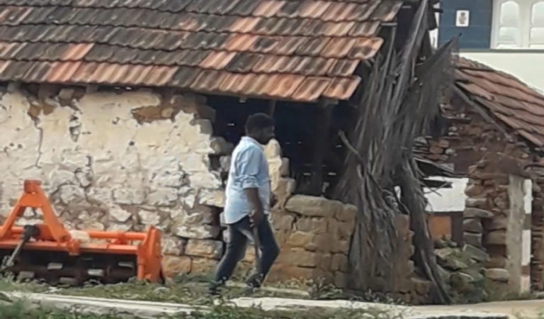 ನಡುಬೀದಿಯಲ್ಲಿ ಲಾಂಗ್ ಹಿಡಿದು ಬೆದರಿಕೆ ಹಾಕಿದ ಗ್ರಾ ಪಂ ಸದಸ್ಯನ ಸಹೋದರ.. ವಿಡಿಯೋ ವೈರಲ್