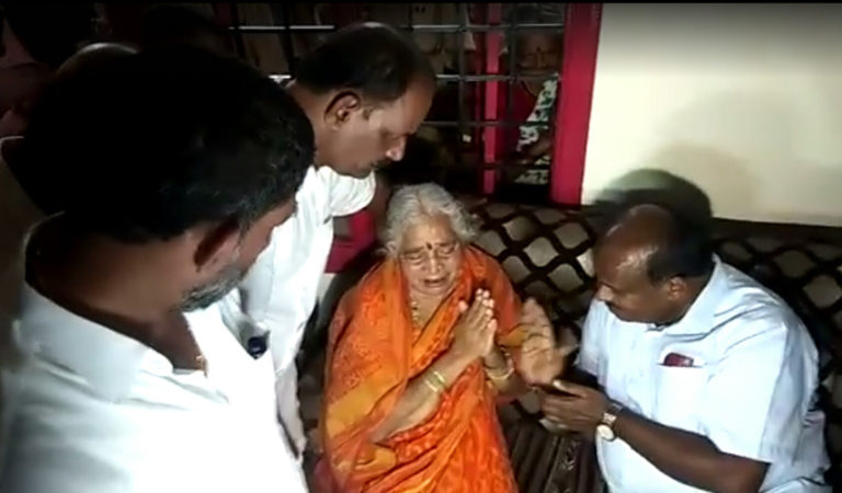 ಡಿಕೆಶಿ ತಾಯಿ ಭೇಟಿಯಾದ ಎಚ್.ಡಿ.ಕೆ: ಕೈಮುಗಿದು ಕಣ್ಣೀರಿಟ್ಟ ತಾಯಿಯ ವಿಡಿಯೋ ನೋಡಿ