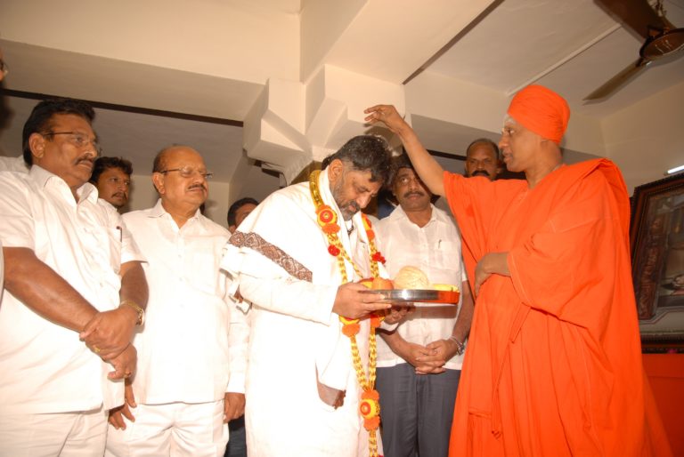 ಸಿದ್ಧಗಂಗಾ, ನೊಣವಿಣಕೆರೆ, ಗುರುಗುಂಡ ಮಠಗಳಿಗೆ ಡಿ.ಕೆ.ಶಿವಕುಮಾರ್ ಭೇಟಿ: ಸ್ವಾಮೀಜಿಗಳೊಂದಿಗೆ ಚರ್ಚೆ