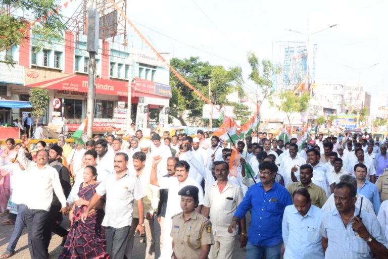 ಪರಮೇಶ್ವರ್‌ ಮೇಲೆ ಐಟಿ ದಾಳಿ ಖಂಡಿಸಿ ತುಮಕೂರಿನಲ್ಲಿ ಪ್ರತಿಭಟನೆ