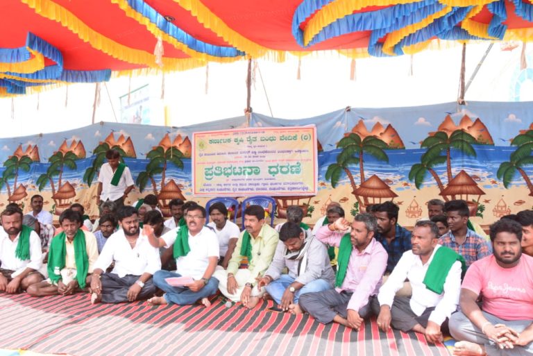 ಮೀಟರ್ ಬಡ್ಡಿ ದಂಧೆಕೋರರ ಕಿರುಕುಳ : ತುಮಕೂರಿನಲ್ಲಿ ರೈತರ ಪ್ರತಿಭಟನೆ