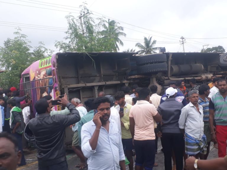 ಖಾಸಗಿ ಬಸ್ಸು ಪಲ್ಟಿಯಾಗಿ ಕೊರಟಗೆರೆ ಬಳಿ 8 ಸಾವು: ವಿಡಿಯೋ ನೋಡಿ…