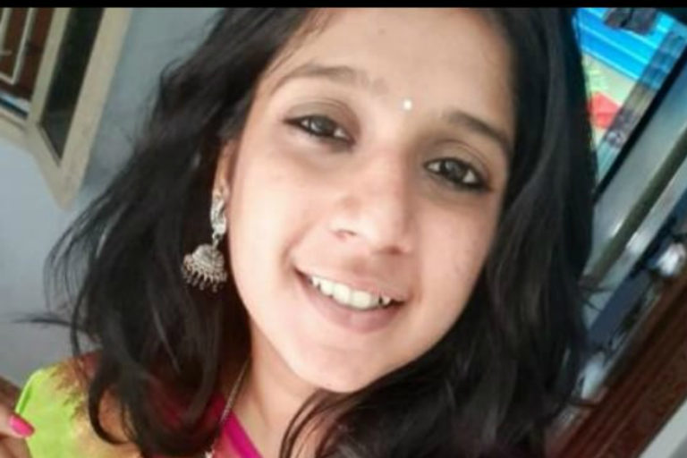 ತಮಿಳುನಾಡಿನಲ್ಲಿ ಹೋರ್ಡಿಂಗ್‌ ಬಿದ್ದು ಯುವತಿ ಸಾವು: ಗಾಳಿಯ ಮೇಲೆ ಕೇಸು ಹಾಕಿ ಎಂದ ರಾಜಕಾರಣಿ…