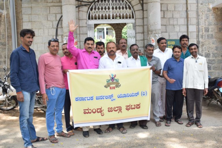 ದೊಡ್ಡಿಪಾಳ್ಯ ನರಸಿಂಹ ಮೂರ್ತಿ ಬಿಡುಗಡೆಗೆ ಆಗ್ರಹಿಸಿ ಮಂಡ್ಯ, ಶಿವಮೊಗ್ಗ ಪತ್ರಕರ್ತರ ಪ್ರತಿಭಟನೆ