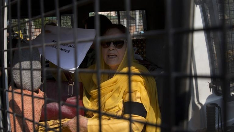 ವಿಶೇಷ ಸ್ಥಾನಮಾನ ರದ್ದು ಕ್ರಮ ಖಂಡಿಸಿ ಕಾಶ್ಮೀರದಲ್ಲಿ ಮಹಿಳೆಯರ ಹೋರಾಟ: ಪ್ರತಿಭಟನಾಕಾರರು ಪೊಲೀಸರ ವಶಕ್ಕೆ