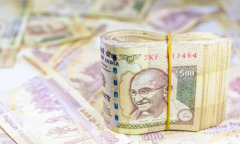 ವೇಗವಾಗಿ ಮುಂದೋಡುತ್ತಿರುವ ರೇಸಿಂಗ್ ಕಾರಿನ ಟೈರುಗಳನ್ನ ಶೂಟ್ ಮಾಡಿದಂತೆ…