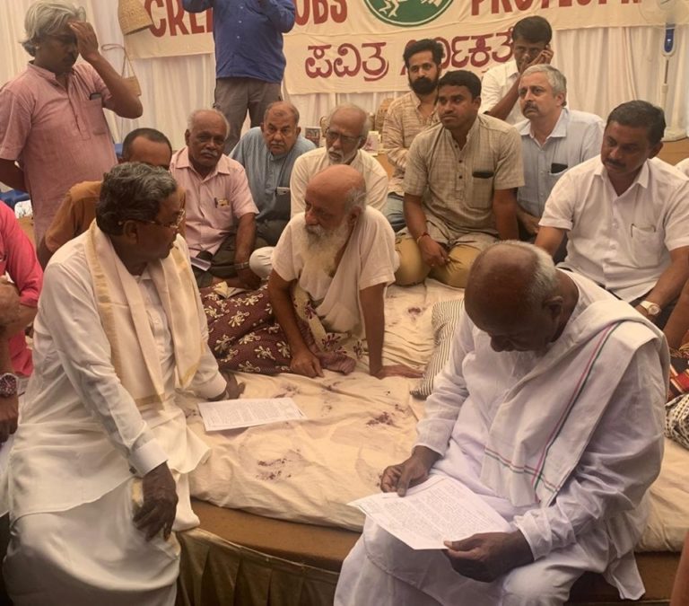 ಮುಖಾಮುಖಿಯಾದ ಸಿದ್ದರಾಮಯ್ಯ ಎಚ್‌.ಡಿ ದೇವೇಗೌಡ: ಕಾರಣರಾದ ರಂಗಕರ್ಮಿ ಪ್ರಸನ್ನ..