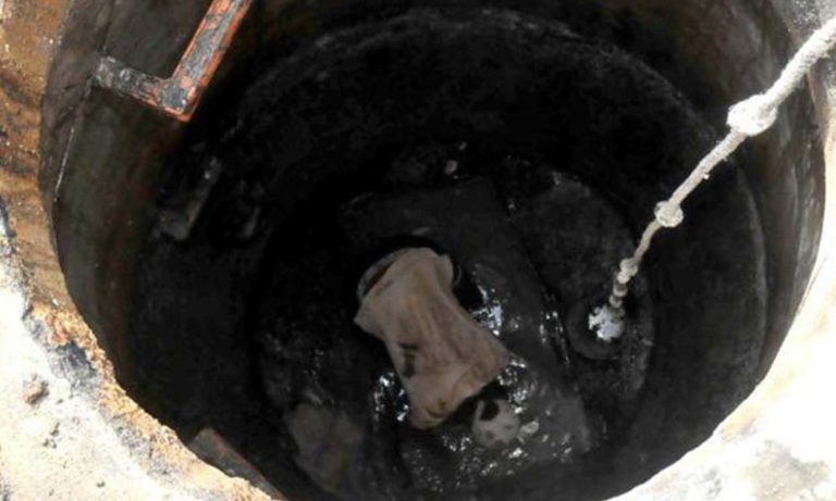 ಚರಂಡಿ ಗುಂಡಿಯಲ್ಲಿ ಸಿಲುಕಿದ ಕಾರ್ಮಿಕನನ್ನು ರಕ್ಷಿಸಲು ಹರಸಾಹಸ: ತುಮಕೂರಿನಲ್ಲೊಂದು ಆತಂಕದ ಘಟನೆ – ವಿಡಿಯೋ ನೋಡಿ