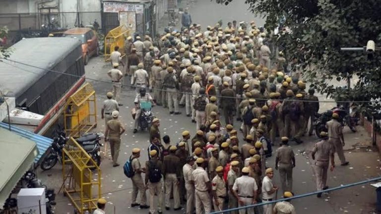 ದೆಹಲಿಯಲ್ಲಿ ಮಹಿಳಾ ಪೊಲೀಸ್‌ ಅಧಿಕಾರಿಯ ಮೇಲೆ ಹಲ್ಲೆ: ಕಾಣೆಯಾದ ಪಿಸ್ತೂಲ್‌..?