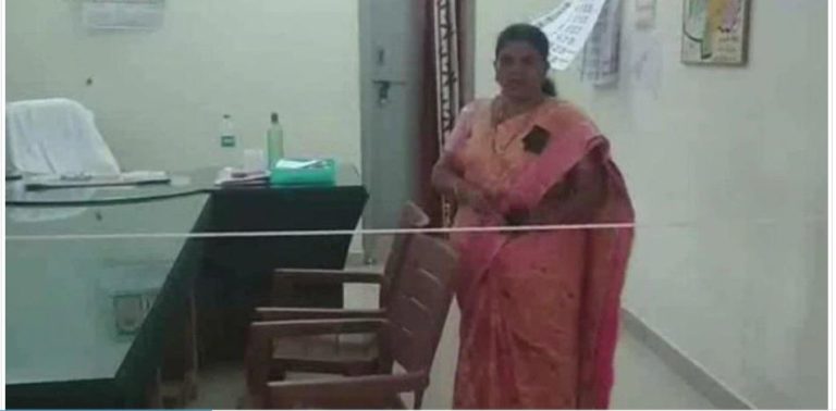 ಕಚೇರಿಗೆ ನುಗ್ಗಿದ ಕುಡುಕರು, ಭಯದಿಂದ ಹಗ್ಗ ಕಟ್ಟಿದ ತಹಶೀಲ್ದಾರ್ – ಆಂಧ್ರದಲ್ಲಿ ಮತ್ತೊಂದು ವಿಲಕ್ಷಣ ಘಟನೆ