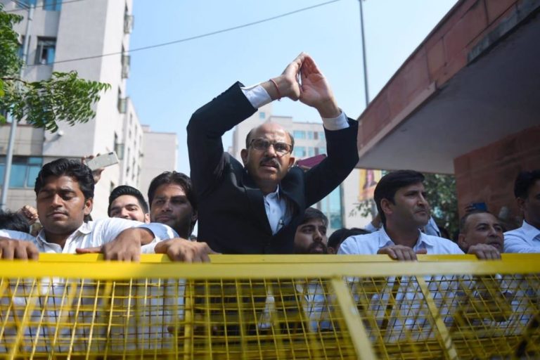 ಮುಂದುವರಿದ ವಕೀಲರು-ಪೊಲೀಸರ ನಡುವಿನ ಗುದ್ದಾಟ: ವಕೀಲರಿಂದ ಆತ್ಮಹತ್ಯೆ ಬ್ಲ್ಯಾಕ್‌ಮೇಲ್