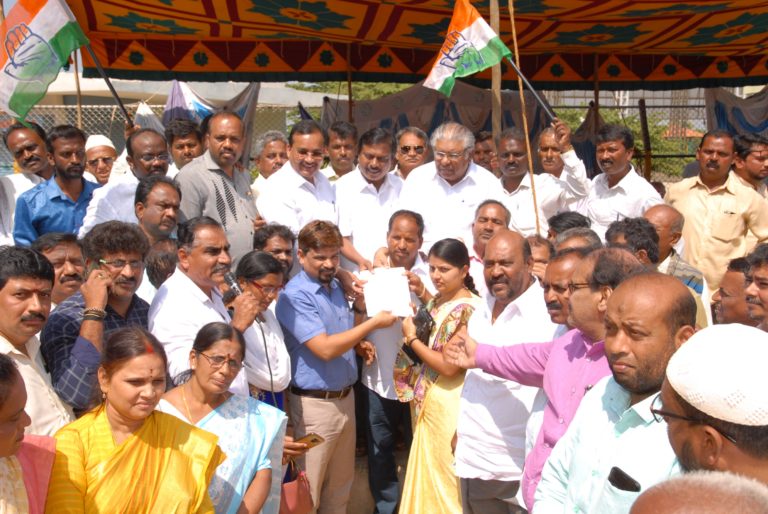 ಯಡಿಯೂರಪ್ಪ ಸರ್ಕಾರ ವಜಾಗೊಳಿಸಲು ಕಾಂಗ್ರೆಸ್ ಕಾರ್ಯಕರ್ತರ ಪ್ರತಿಭಟನೆ