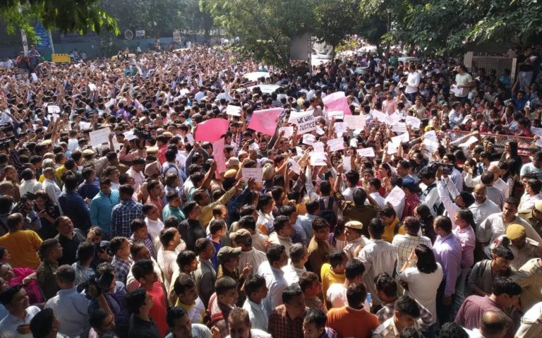 ದೆಹಲಿಯಲ್ಲಿ ಬೀದಿಗಿಳಿದು ಪೊಲೀಸರು: ಹಿರಿಯ ಪೊಲೀಸ್‌ ಅಧಿಕಾರಿಗಳ ವಿರುದ್ಧವೂ ಪ್ರತಿಭಟನೆ…