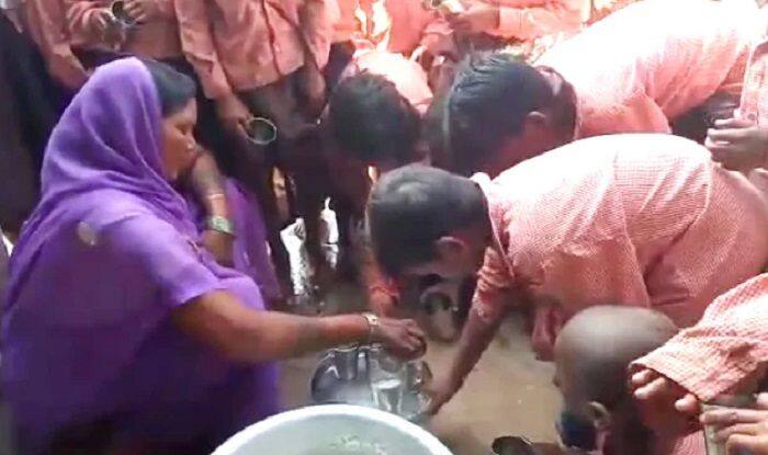 81 ಶಾಲಾ ಮಕ್ಕಳಿಗೆ ಕೇವಲ 1 ಲೀ. ಹಾಲು: ಉತ್ತರ ಪ್ರದೇಶದಲ್ಲಿ ಮತ್ತೊಂದು ಅಮಾನವೀಯ ವಿಡಿಯೋ ಬಯಲಿಗೆ..