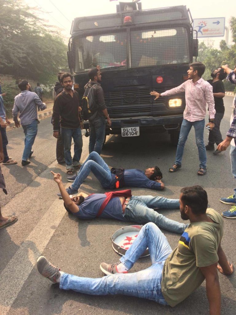 ಹಾಸ್ಟೆಲ್ ಶುಲ್ಕ ಹೆಚ್ಚಳ ವಿರುದ್ಧ ಜೆ.ಎನ್.ಯು ವಿದ್ಯಾರ್ಥಿಗಳ ಖಂಡನೆ: ವಿದ್ಯಾರ್ಥಿಗಳನ್ನು ಹತ್ತಿಕ್ಕಲು ಖಾಕಿ ಹರಸಾಹಸ