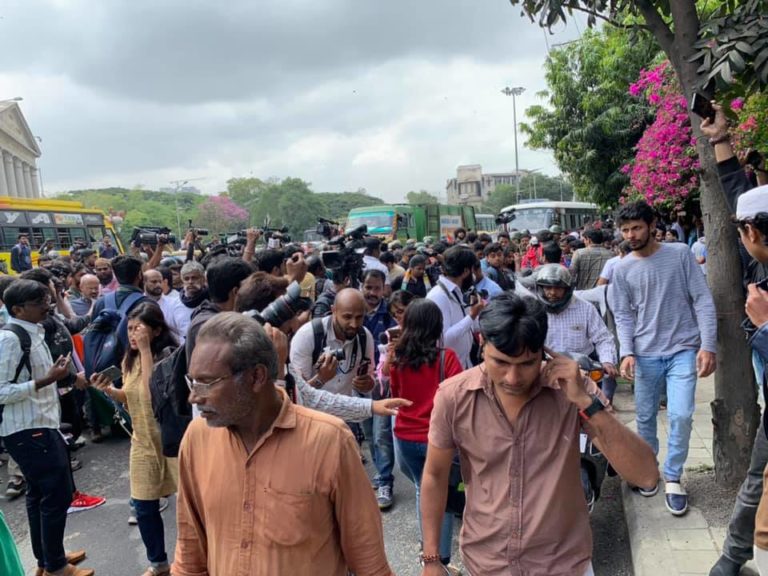 ಬಂಧಿಸಿದಷ್ಟೂ ಭುಗಿಲೆದ್ದ ಪ್ರತಿಭಟನೆ: ಟೌನ್‌ಹಾಲ್‌ ಮುಂದೆ ಜಮಾಯಿಸುತ್ತಿರುವ ಸಾವಿರಾರು ಜನ