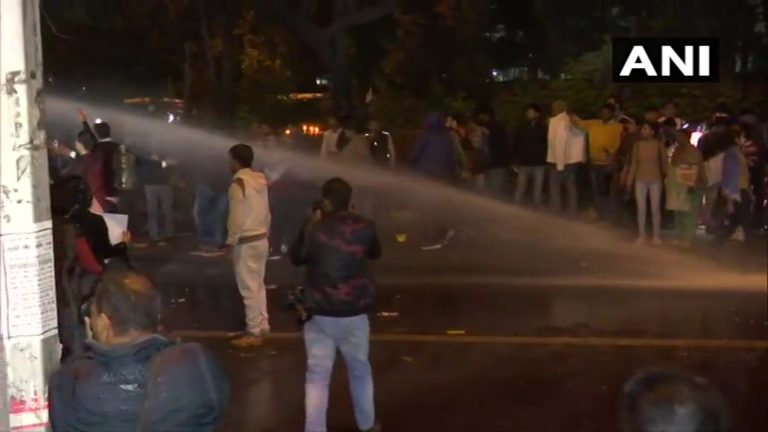 ಉನ್ನಾವೋ ನ್ಯಾಯಕ್ಕಾಗಿ ಪ್ರತಿಭಟನೆ ನಡೆಸುತ್ತಿದ್ದವರ ಮೇಲೆ ಪೊಲೀಸ್‌ ದಾಳಿ: ವಾಟರ್‌ ಕ್ಯಾನನ್‌ ಪ್ರಯೋಗ