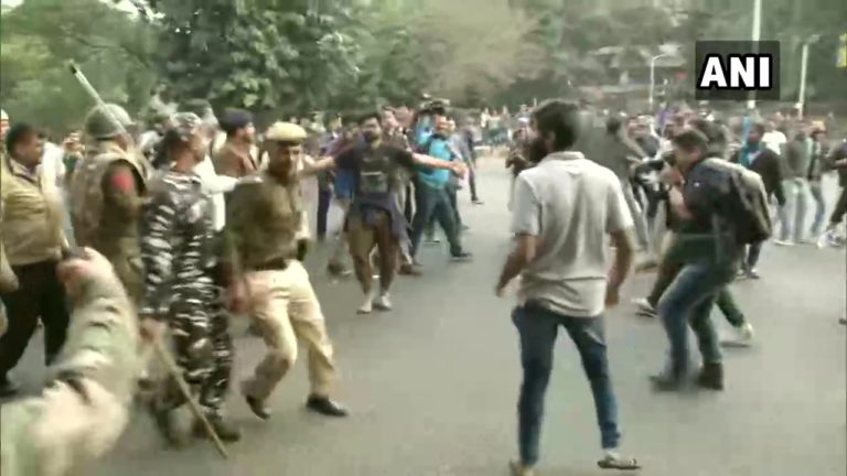 ಶುಲ್ಕ ಹೆಚ್ಚಳ ವಿಚಾರ: JNU ವಿದ್ಯಾರ್ಥಿಗಳ ಮೇಲೆ ದೆಹಲಿ ಪೊಲೀಸರಿಂದ ಮತ್ತೆ ಲಾಠಿ ಚಾರ್ಜ್‌
