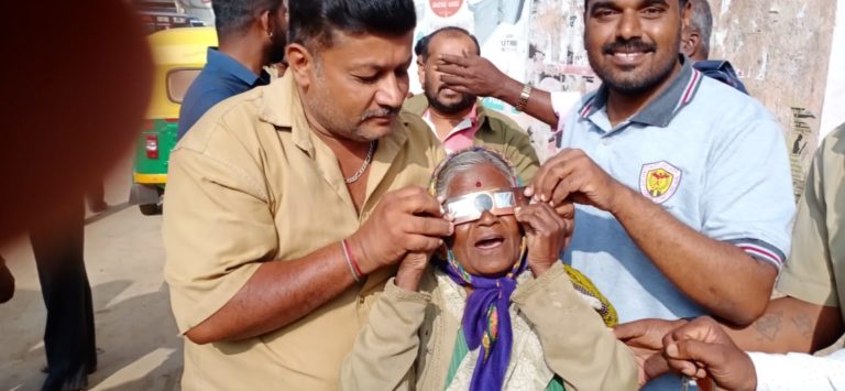 ಟಿವಿ ಜ್ಯೋತಿಷ್ಯ ನಂಬದೆ ತುಮಕೂರಿನ ವಿವಿಧೆಡೆ ಸಾವಿರಾರು ಜನರಿಂದ ಸೂರ್ಯಗ್ರಹಣ ವಿಕ್ಷಣೆ