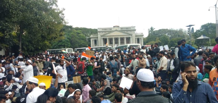 ಪೌರತ್ವ ಕಾಯ್ದೆ ವಿರೋಧಿಸಿ ಟೌನ್‌ಹಾಲ್‌ ಮುಂದೆ ಜನಸಾಗರ.. ಬೆಚ್ಚಿಬಿದ್ದ ಸರ್ಕಾರ!