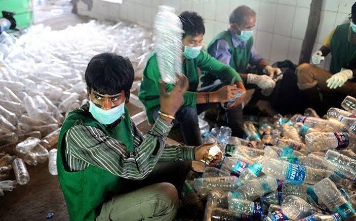 1 ಕೆಜಿ ಪ್ಲಾಸ್ಟಿಕ್ ಅಥವಾ 10 ಪ್ಲಾಸ್ಟಿಕ್ ಬಾಟಲಿಗಳನ್ನು ನೀಡುವವರಿಗೆ ಒಂದು ಪ್ಯಾಕೆಟ್ ಹಾಲು ಉಚಿತ!