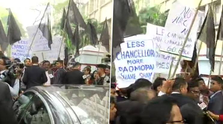 CAA ವಿವಾದ: ಪಶ್ಚಿಮ ಬಂಗಾಳ ರಾಜ್ಯಪಾಲರ ಕಾರಿಗೆ ಮುತ್ತಿಗೆ ಹಾಕಿದ ವಿದ್ಯಾರ್ಥಿಗಳು…