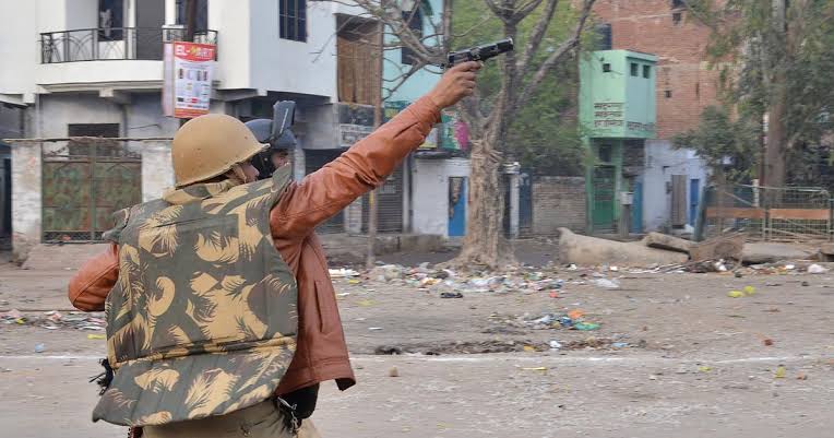 ಸಾಮಾಜಿಕ ಮಾಧ್ಯಮಗಳ ಮೇಲೆ ಯುಪಿ ಪೊಲೀಸರ ಗಧಾಪ್ರಹಾರ.. 124ಜನರ ಬಂಧನ, 21 ಜಿಲ್ಲೆಗಳಲ್ಲಿ ಇಂಟರ್ನೆಟ್‌ ಬಂದ್‌