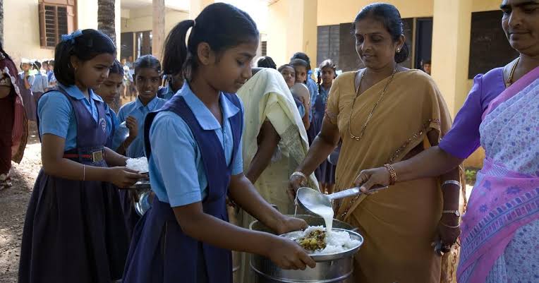 ಅಕ್ಷಯಪಾತ್ರ (ಇಸ್ಕಾನ್‌)ಗೆ ಹೊರಗುತ್ತಿಗೆಗೆ ವಿರೋಧ: ಶಾಲೆಗಳಲ್ಲಿಯೇ ಬಿಸಿಯೂಟ ತಯಾರಿಸಲು ಆಗ್ರಹ