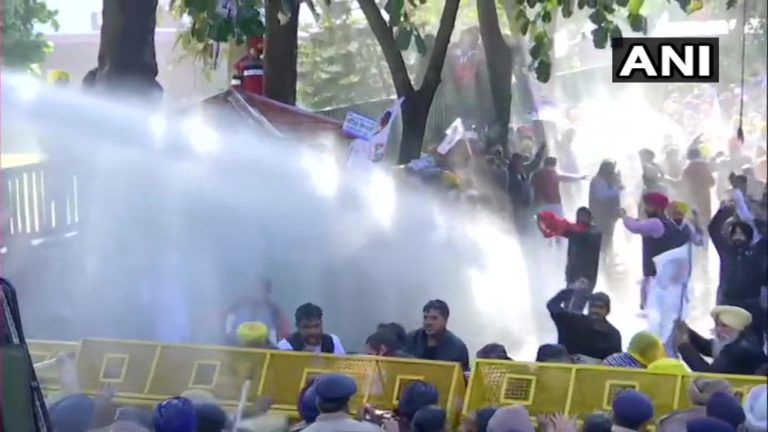 ವಿದ್ಯುತ್‌ ತೆರಿಗೆ ಹೆಚ್ಚಳದ ವಿರುದ್ಧ ಪಂಜಾಬ್‌ ಸಿಎಂ ನಿವಾಸಕ್ಕೆ ಮುತ್ತಿಗೆ ಯತ್ನ: ಜಲಫಿರಂಗಿ ಸಿಡಿಸಿದ ಪೊಲೀಸರು..