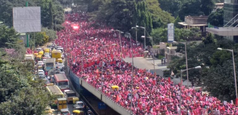 ಬೆಂಗಳೂರು ತುಂಬಿಕೊಂಡ ಆಶಾ ಕಾರ್ಯಕರ್ತರು: ಎಲ್ಲೆಲ್ಲೂ ಗುಲಾಬಿ ಬಣ್ಣ.. ಸರ್ಕಾರಕ್ಕೆ ದಿಟ್ಟ ಮಹಿಳೆಯರ ಖಡಕ್‌ ಎಚ್ಚರಿಕೆ