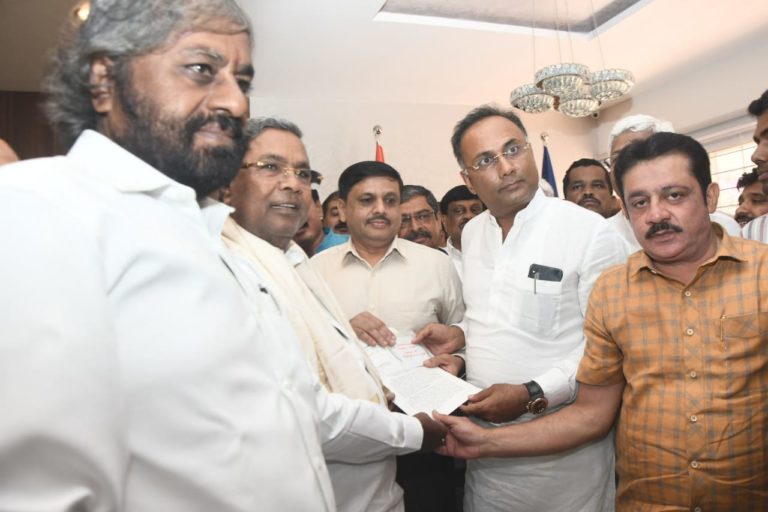 ಸೋಮಶೇಖರ ರೆಡ್ಡಿ ವಿರುದ್ಧ ದೇಶದ್ರೋಹದ ದೂರು ದಾಖಲಿಸಿ: ಸಿದ್ದರಾಮಯ್ಯ ಒತ್ತಾಯ…