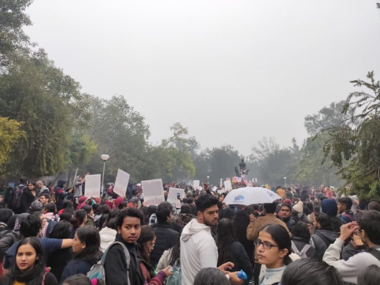 JNU ಹಿಂಸಾಚಾರ ಖಂಡಿಸಿ, ಭಾರತ ಬಂದ್‌ ಬೆಂಬಲಿಸಿ ಸಹಸ್ರಾರು ಸಂಖ್ಯೆಯಲ್ಲಿ ಬೀದಿಗಿಳಿದ ದೆಹಲಿ ವಿ.ವಿ ವಿದ್ಯಾರ್ಥಿಗಳು..