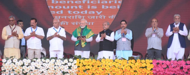 ಮಠದಲ್ಲಿ ಕೇಸರಿ ಶಾಲು – ರೈತ ಸಮಾವೇಶದಲ್ಲಿ ಹಸಿರು ಶಾಲು : ಮೋದಿ ಕಾರುಬಾರು