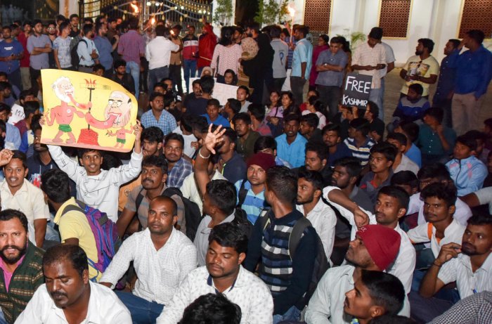 ವಕೀಲರ ನಡುವಿನ ಹೋರಾಟದ ಕಣವಾಗಿ ಬದಲಾದ ಮೈಸೂರಿನ ಫ್ರಿ ಕಾಶ್ಮಿರ ಫಲಕ ವಿವಾದ..