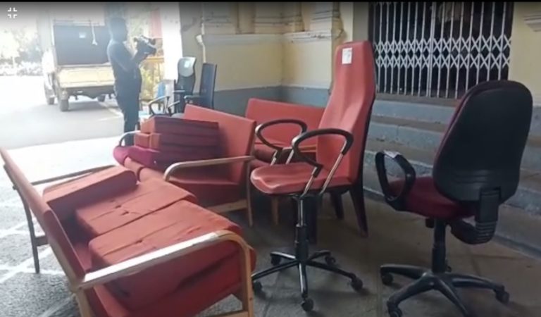 ಗುತ್ತಿಗೆದಾರರಿಗೆ 7 ವರ್ಷಗಳಿಂದ ಬಿಲ್ ಪಾವತಿಸದ ಜಿಲ್ಲಾಡಳಿತ; ಕಚೇರಿ ವಸ್ತುಗಳ ಜಪ್ತಿಗೆ ಕೋರ್ಟ್ ಆದೇಶ