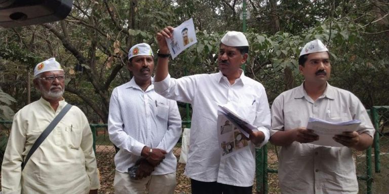 ಪೊಲೀಸರು ರವಿಕೃಷ್ಣಾರೆಡ್ಡಿ ಮೇಲೆ ಗೂಂಡಾಗಿರಿ ನಡೆಸಿದ್ದು, ತಮ್ಮ  ಸೆಕ್ಸ್ ಹಗರಣ ಮುಚ್ಚಿಡುವುದಕ್ಕಾ!?