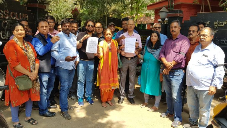 ದೆಹಲಿ ಹಿಂಸಾಚಾರದಲ್ಲಿ ಪತ್ರಕರ್ತರ ಮೇಲೆ ಹಲ್ಲೆ ಖಂಡಿಸಿ ಬೆಂಗಳೂರಿನಲ್ಲಿ ಪತ್ರಕರ್ತರಿಂದ ಪ್ರತಿಭಟನೆ