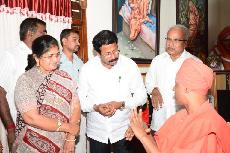 ಸಿದ್ದಗಂಗಾ ಮಠಕ್ಕೆ ಸಚಿವೆ ಜೊಲ್ಲೆ ಭೇಟಿ : ಡ್ಯಾಮೇಜ್ ಕಂಟ್ರೋಲ್ ಮಾಡಲು ಯತ್ನ..