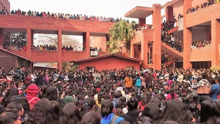 ದೆಹಲಿಯ ಗಾರ್ಗಿ ಕಾಲೇಜಿನ ಮೇಲೆ ದಾಳಿ: ಮನೆ ಬಾಗಿಲಿಗೆ ಬಂದ ಫ್ಯಾಸಿಸ್ಟ್ ಪಡೆ