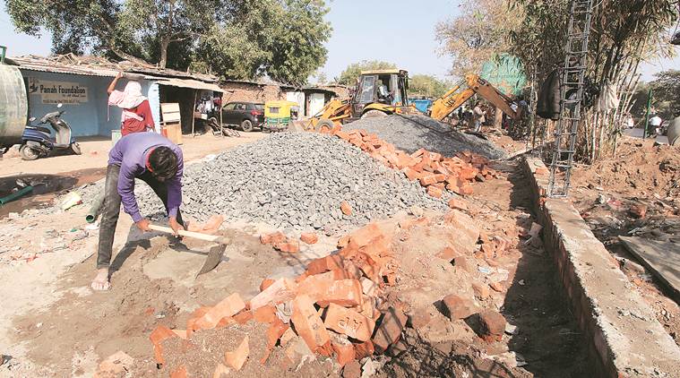 ಟ್ರಂಪ್ ಆಗಮನಕ್ಕೆ ತಯಾರಿ : ಸ್ಲಂಗಳಿಗೆ ಅಡ್ಡವಾಗಿ ಗೋಡೆ ಕಟ್ಟುತ್ತಿರುವ ಗುಜರಾತ್ ಸರ್ಕಾರ!!