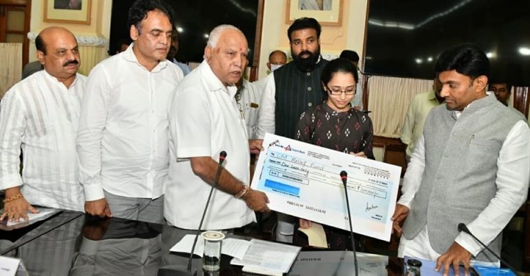 ಕೊರೊನಾ ವಿರುದ್ಧ ಹೋರಾಟ: ಪರಿಹಾರ ನಿಧಿಗೆ ಲಕ್ಷ ರೂ ದೇಣಿಗೆ ಕೊಟ್ಟ ವಿದ್ಯಾರ್ಥಿನಿ