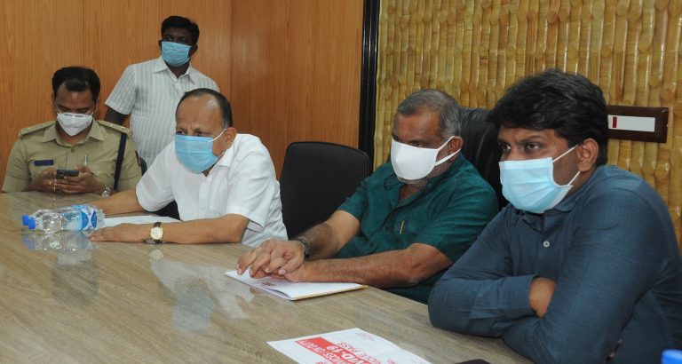 ಕೊನೆಗೂ ಎಚ್ಚೆತ್ತುಕೊಂಡ ಜೆ.ಸಿ. ಮಾಧುಸ್ವಾಮಿ : ಅಧಿಕಾರಿಗಳ ಸಭೆ ನಡೆಸಿದ ಉಸ್ತುವಾರಿ ಸಚಿವ