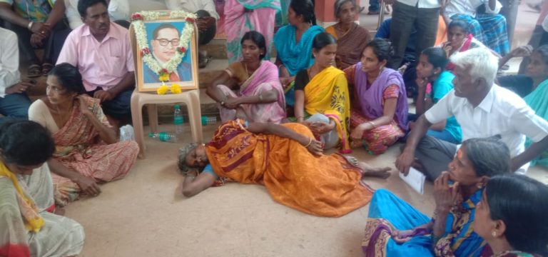 ನನ್ನ ತೆಂಗು, ಅಡಿಕೆ ಮರಗಳನ್ನು ವಾಪಸ್‌ ಕೊಡಿ : ಧರಣಿ ಕೂತ ಮಹಿಳೆ, ಗ್ರಾಮಸ್ಥರ ಬೆಂಬಲ