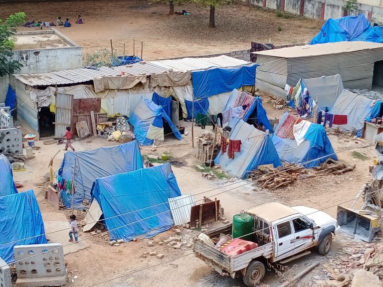 ಲಾಕ್‌ಡೌನ್‌: ಎರಡು ವಾರದಿಂದ ಸಿಗದ ಕೂಲಿ, ತುಮಕೂರಿನ ಟೆಂಟ್‌ಗಳಲ್ಲಿ ವಲಸೆ ಕೂಲಿ ಕಾರ್ಮಿಕರ ಬವಣೆ..