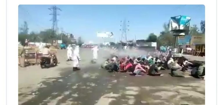 ವಲಸೆ ಕಾರ್ಮಿಕರ ಮೇಲೆ ರಾಸಾಯನಿಕ ಸಿಂಪಡಣೆ: ಪ್ರಾಣಿಗಳಿಗಿಂತಲೂ ಕಡೆಯಾಗಿ ನಡೆಸಿಕೊಳ್ಳುತ್ತಿರುವ ಯುಪಿ ಪೊಲೀಸರು