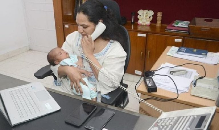 ಒಂದು ತಿಂಗಳ ಮಗುವಿನೊಂದಿಗೆ ಕರ್ತವ್ಯಕ್ಕೆ ಹಾಜರಾದ IAS ಅಧಿಕಾರಿಣಿ!