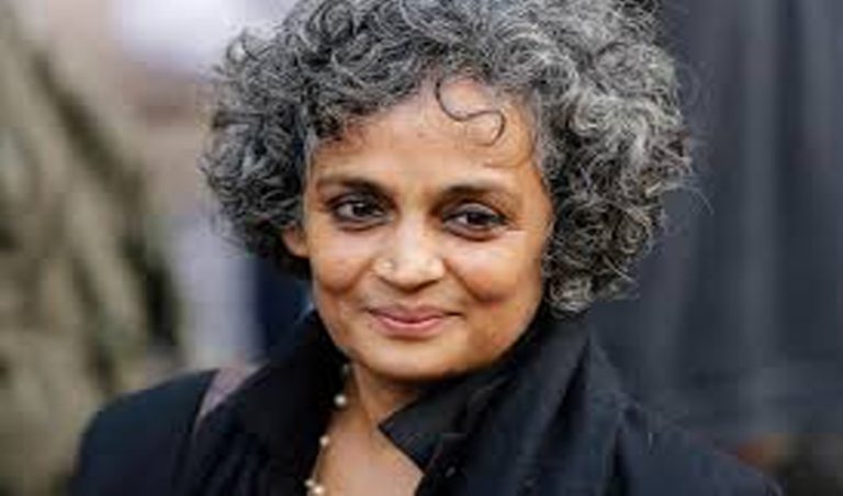 ಈ ಸಾಂಕ್ರಾಮಿಕ ಹೊಸ ವ್ಯವಸ್ಥೆಗೆ ದಾರಿದೀಪವಾಗಬಲ್ಲದೆ? – ಅರುಂಧತಿ ರಾಯ್