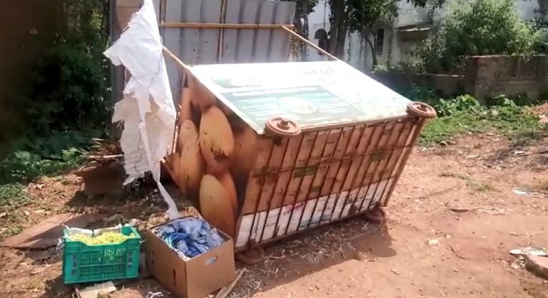 ಬೀದಿಬದಿ ವ್ಯಾಪಾರಿಗಳ ಮೇಲೆ ಮಂಗಳೂರು ಪಾಲಿಕೆ ದಾಳಿ: ನಾವು ಆತ್ಮಹತ್ಯೆ ಮಾಡಿಕೊಳ್ಳಬೇಕೆ ಎಂದು ವ್ಯಾಪಾರಿಗಳ ಅಳಲು